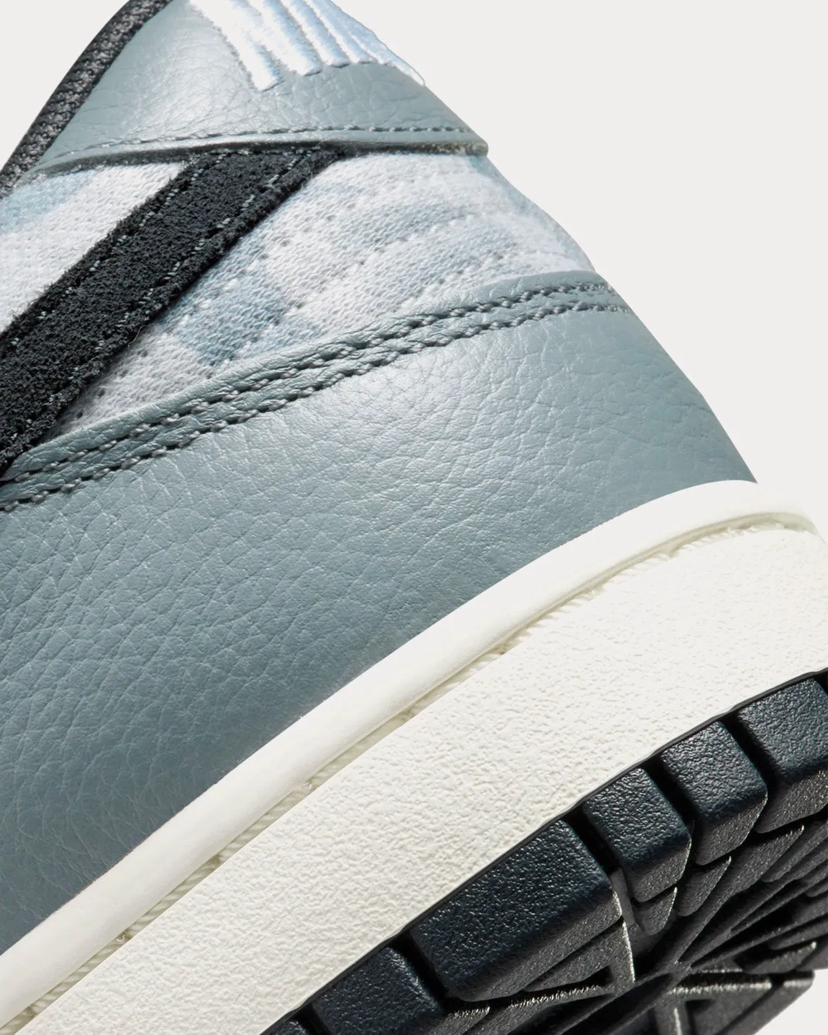 Dunk Low SE Dark Grey / Heather / Off Noir / Wolf Grey Low Top Sneakers